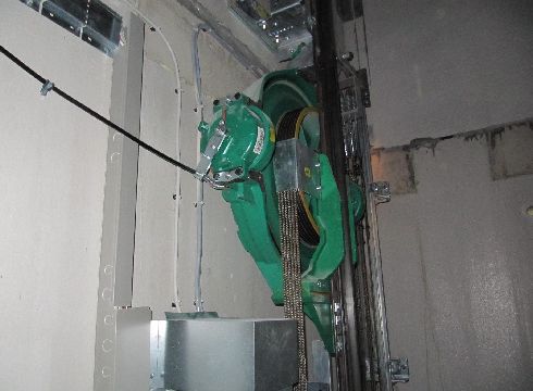Liftmotor in een liftschacht