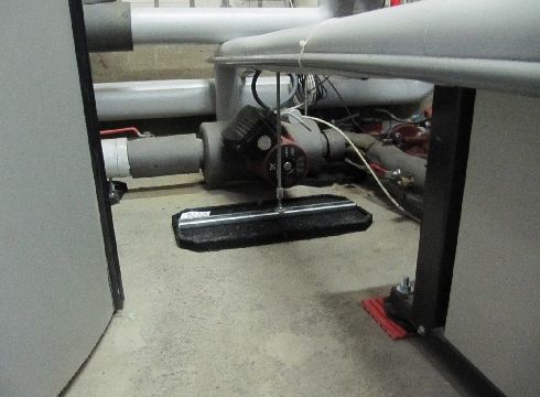 Warmtepomp ontkoppeld van vloer met behulp van trillingsmatten