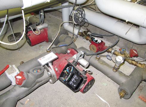 Warmtepompen in een technische ruimte boven een slaapkamer