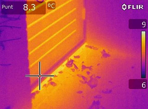 Ernstig thermisch lek ter plaatse van een deurdorpel