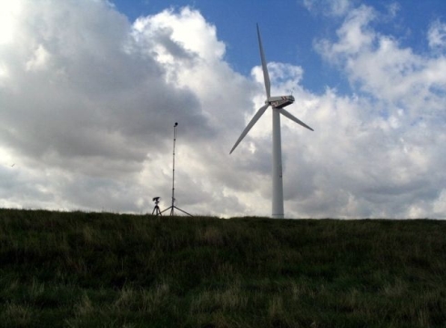 Meten van het omgevingsgeluid in de buurt van een stilstaande windturbine