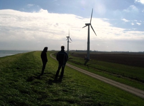Een windturbinepark gezien vanaf de dijk