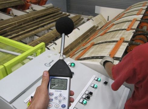 Een geluidmeting op locatie tijdens akoestisch onderzoek